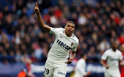 江南电竞独家-亚马尔过人像过马路